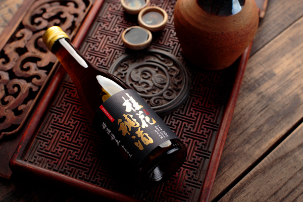 雕花木盘中的桂花稠酒配图