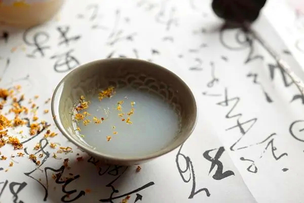 黄桂稠酒桂花饮用场景图